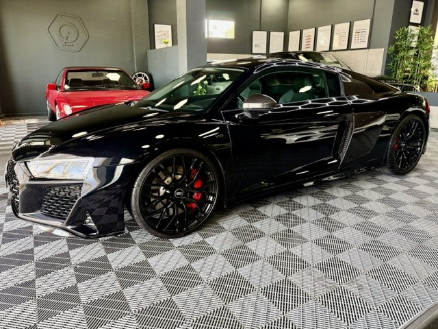 Black Audi R8 V10, side view