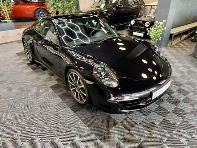 Black Porsche 911 Carrera